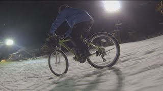 ゲレンデを自転車で滑走 雪原の爽快感