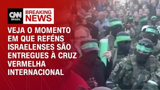 Veja o momento em que reféns israelenses são entregues à Cruz Vermelha Internacional | CNN BRASIL