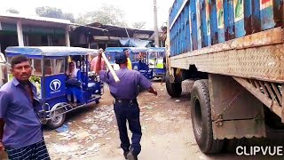 বিনা বেতনে ট্রাফিক পুলিশের কাজ করছেন মানিক মিয়া শ্রীরামপুর রায়পুরা নরসিংদী