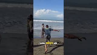 Momen lucu ketika adek kakak kumpul bareng ‼️#lucu #adekkakak #kumpulbareng #pantai #shorts