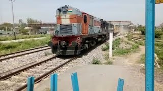 Doon Exp Arriving Rudauli In Speed - दून एक्सप्रेस तूफ़ानी गति से रुदौली स्टेशन पर आते हुए