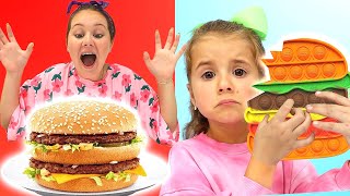 Ruby and Bonnie Learn Healthy Food with Pop It Toys Challenge