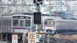 京王7000系 北野駅 同時発車