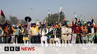 Protesting farmers in India march to Delhi | BBC News