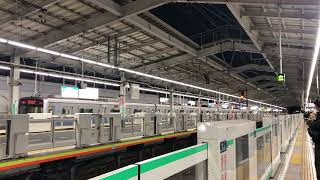 夜の代々木上原駅2番ホームに直通運転区間が短い急行が到着