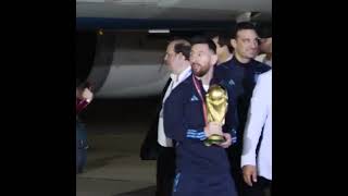 The moment Lionel Messi and Argentina arrived home with the World Cup! 🤩 🤩 ✈️ ✈️