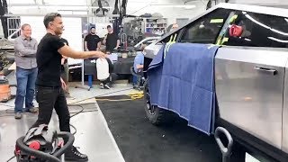 Tesla Cybertruck window test right before launch - window not smashing