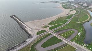 IJsselmeer en Stadsstrand Hoorn zijwaardse view door een DJI Mini 4 Pro Drone