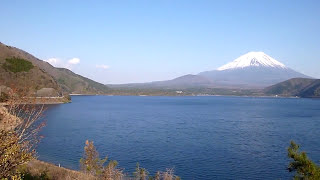 本栖湖から見た富士山　2010年