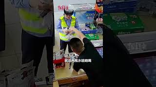 交警冒高温执勤一上午到便利店买水，暖心老板直接捂住收款码：不要钱！