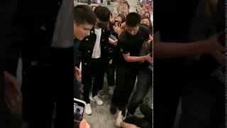 王俊凯粉丝被挤倒 Wang Junkai's fans are crushed