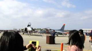 [20110123]空自xエアーフェスタ2010那覇x浜松カラーガード隊-花束贈呈-