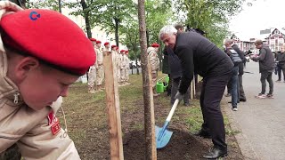 Артур Парфенчиков и Александр Беглов приняли участие в озеленении одной из улиц Петрозаводска