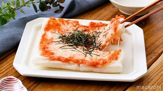 【もちもち明太チーズ餅ピザ】卵焼き器で作るピザ！切り餅消費にもおすすめ♪明太子とチーズ、マヨが絶妙｜macaroni（マカロニ）