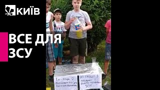 Юні волонтери у київському парку продають лимонад, а зібрані кошти передають на ЗСУ