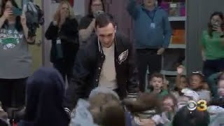 Eagles player surprises students at Philadelphia school
