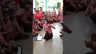 4 क्लास में पढ़ने वाली बच्ची  का डांस
