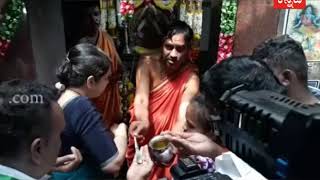 garland fella anita kumaraswamy at chamundeshwari temple