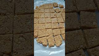 फक्त 2 साहित्या पासुन बनवा शेंगदाणा चिक्की #peanut chikki#shortsviral #crushchikki#chikki