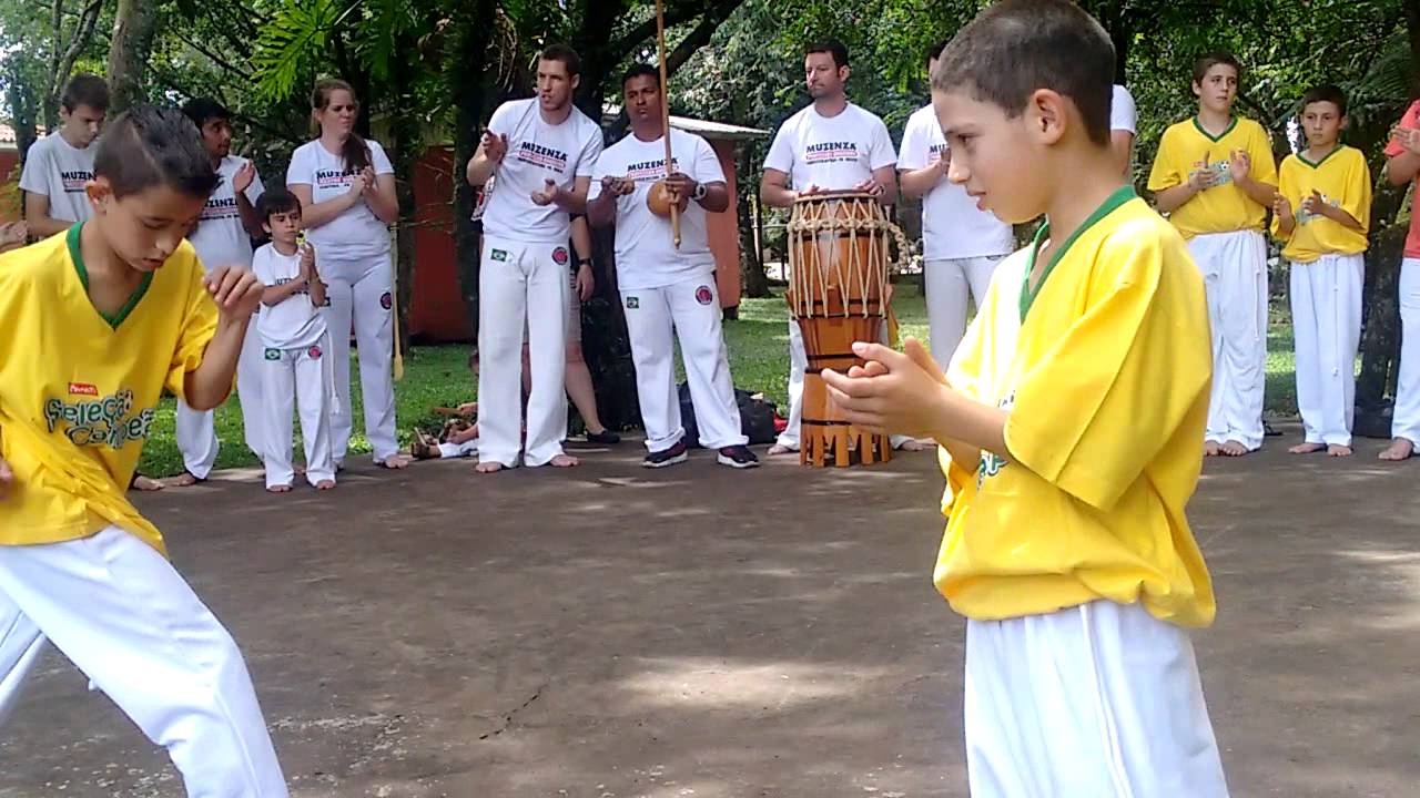 Movimentos Básicos Da Capoeira Youtube