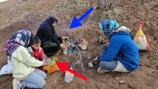 Mother takes children away from the river mouth for fear of rain and wind