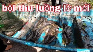 Bất ngờ,chỉ một cái lờ cá,mà cả một khoan xuồng