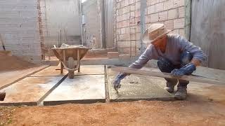 Concretando a entrada da garagem - Concreting the garage entrance.