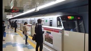 夜の月島駅に到着する大江戸線下り12-000形