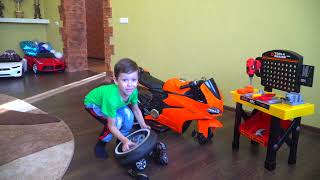 Funny Tema collects vehicles and plays with kids toy sport bikes BOX FORT and CUPS