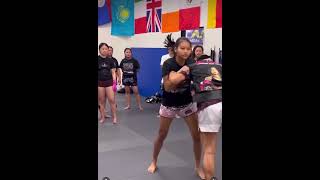 Teaching Muaythai knee เข่ายัดไส้ by supergirl