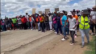 Inwoners van Theunissen het ’n optog gehou om antwoorde oor hul waterkrisis te eis.