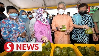 King, Queen visit Satok Ramadan bazaar