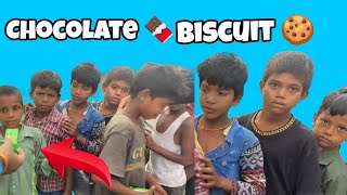 चॉकलेट और बिस्किट गरीब बच्चों मैं बाटे / chocolate or biscuit distribute kiye / Help Kiya Karo
