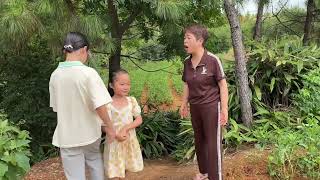 女儿闯祸了，去地里摘花生，结果却摘错园子，就差把人家花生拔光