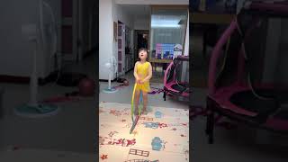 Amber小妞今天化身為體操選手，參加我們這一家韻律體操比賽💃（環操 ），邊唱邊跳。part3