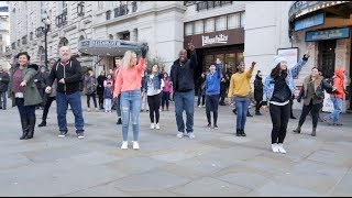 Beautiful Flash Mob Proposal in Piccadilly Circus, London!
