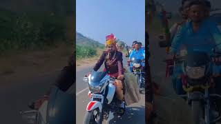 Dulhan Ko bike par la ga raha hai