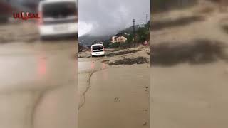 Kastamonu'da selden kapanan yol açılmaya çalışıyor