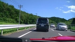 対向車線の右端を走って抜き去る謎のバイク