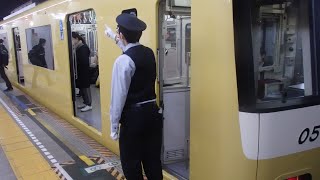 都営浅草線宝町駅での車掌動作１