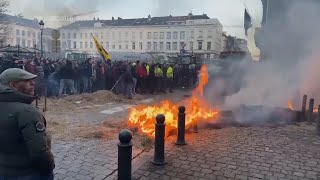 Horns blaring and engines roaring, hundreds of tractors bring farmers' plight to an EU summit