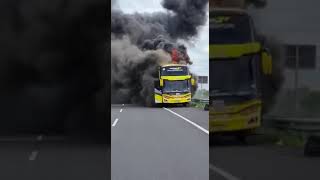 Bus Pariwisata Meledak setelah Terbakar