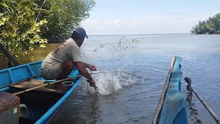 Pantang menyerah,saat air pasang sore barulah ramai sambaran ikan