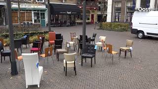 Waarom staan er 59 lege stoelen op de Nieuwe Markt in Zwolle?