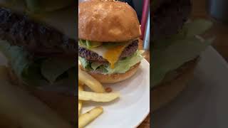 東京・外神田BURGER\u0026MILKSHAKE CRANE アボカドチーズバーガーとバドワイザー