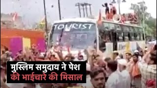 Uttar Pradesh के Moradabad में मुस्लिम समुदाय ने 'कांवड़ियों' पर बरसाए फूल