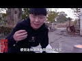 【别小齐】小伙突发奇想，将碎掉的钢化玻璃融化后倒入水中，会发生什么？