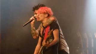 Fan plays Billie Joe's guitar on stage with Green Day in Chicago - When I come around & Basket case