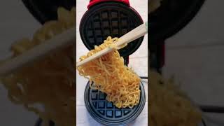 BIKIN WAFFLE PAKE INDOMIE TERNYATA ENAK BANGET GUYS!