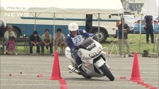 恒例！白バイ隊の運転技術を見よ　女性隊員17人も（13/05/15）